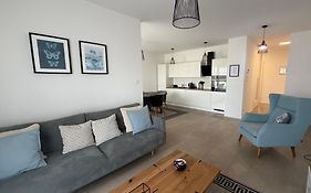 New Modern Apt Near Old Town - Private Parking